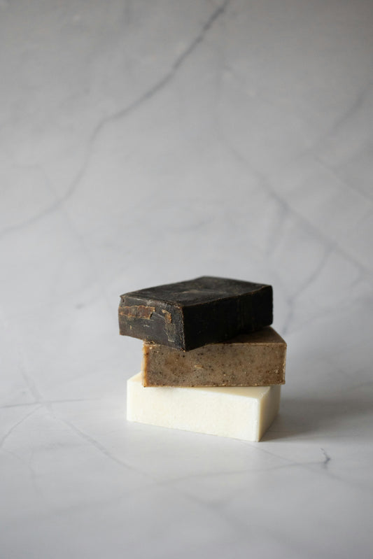 🧼 Le savon noir : un allié doux ou un insecticide ? Avec Fertilaine, combinez soin et nutrition