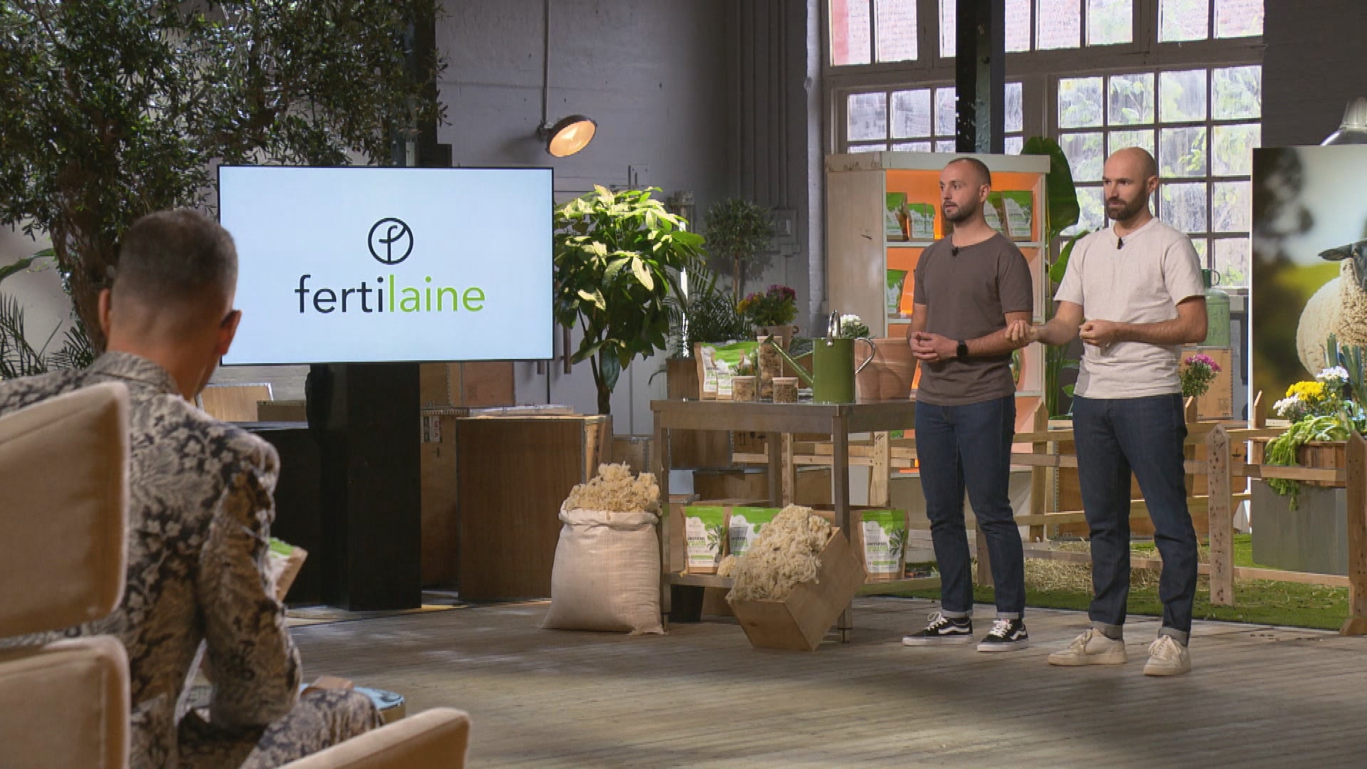 Charger la vidéo : Après l'émission, plus de 10'000 jardiniers ont découvert pourquoi la laine surpasse les engrais classiques. Fertilaine est maintenant la solution naturelle idéale pour leurs jardins et leurs plantes vertes.